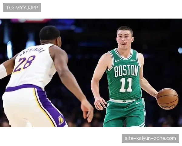 佩顿·普里查德无球跑动制造空位，三分效率领跑替补席