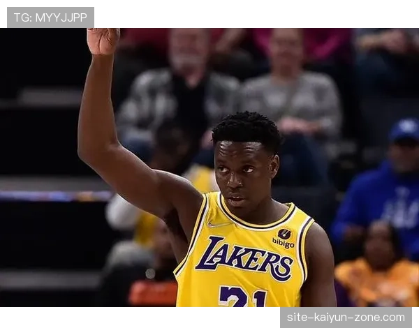 科里森利用无球跑动拉开空间提升球队三分命中效率